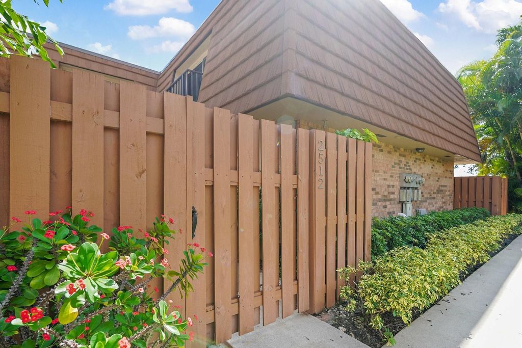 2512 Camelot Ct, Hollywood, FL 33026