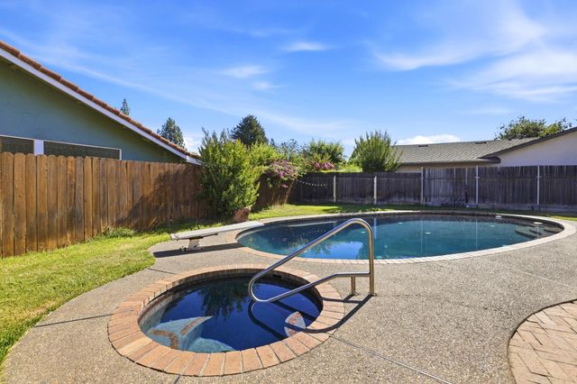 8077 Caribbean Way, Sacramento, CA 95826