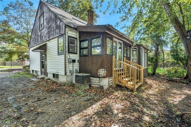 15 Cresswell Avenue, Bedford, OH 44146