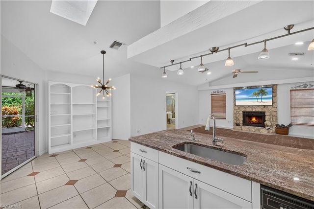 240 Stonegate CT, Naples, FL 34119