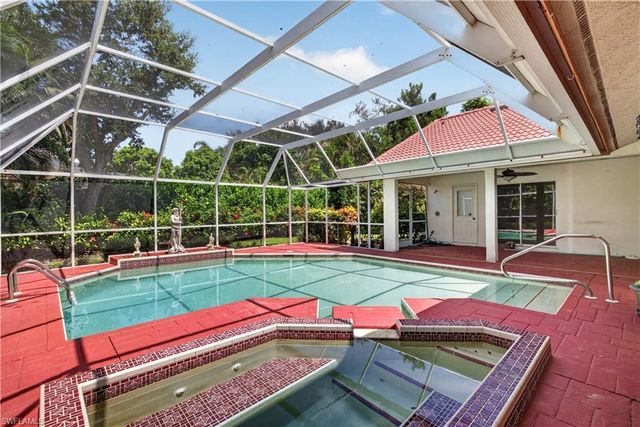 240 Stonegate CT, Naples, FL 34119