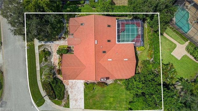 240 Stonegate CT, Naples, FL 34119