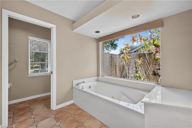 240 Stonegate CT, Naples, FL 34119