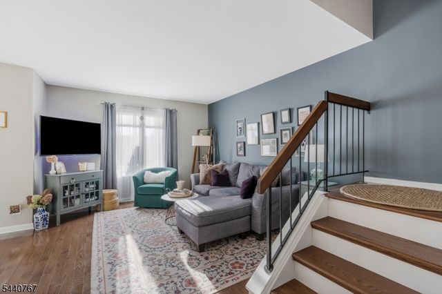15 Linden Ct, Raritan Twp., NJ 08822