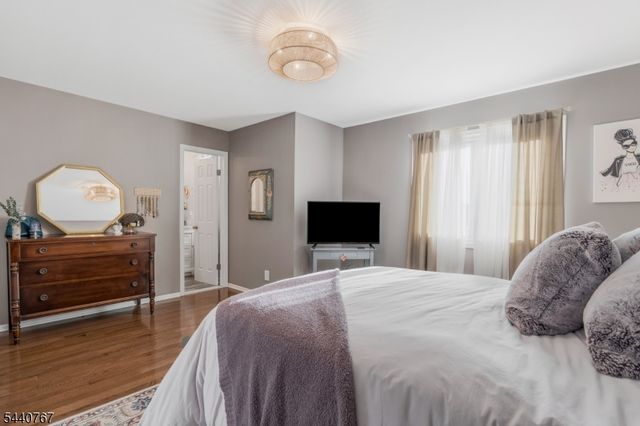 15 Linden Ct, Raritan Twp., NJ 08822