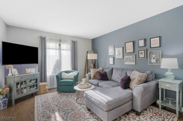 15 Linden Ct, Raritan Twp., NJ 08822