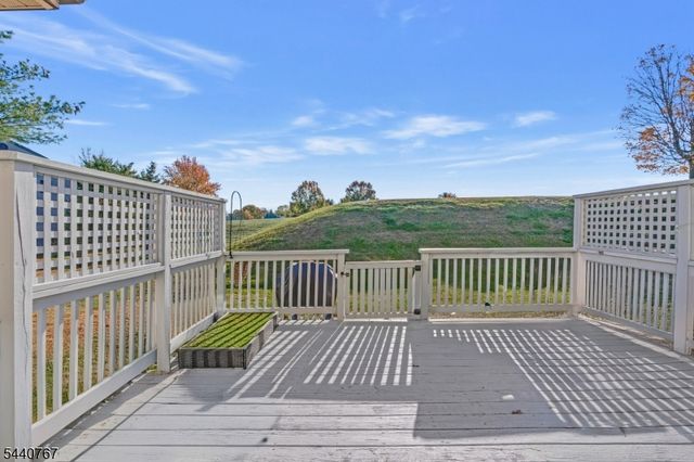 15 Linden Ct, Raritan Twp., NJ 08822