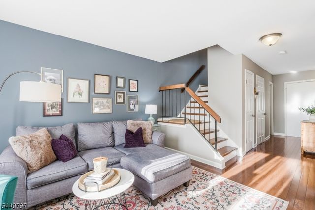 15 Linden Ct, Raritan Twp., NJ 08822