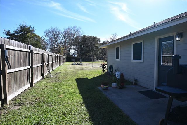 1220 Fairground Ln, Angleton, TX 77515