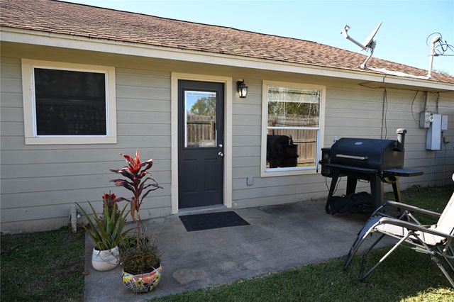 1220 Fairground Ln, Angleton, TX 77515