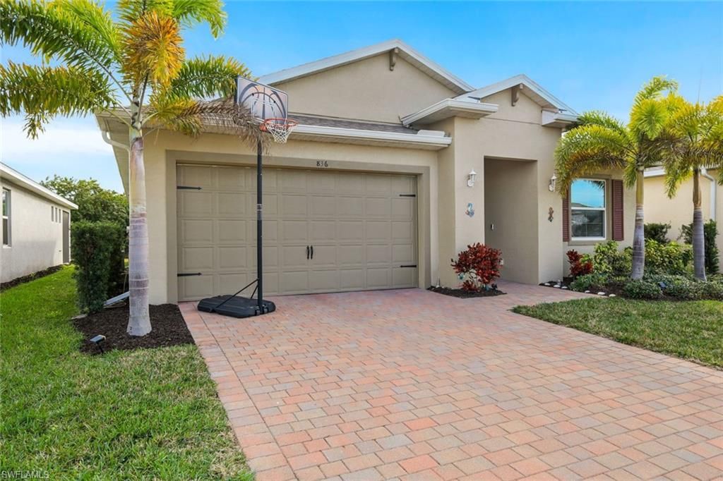 Image 3 of property listing at 836 Heather Lake AVE, Cape Coral, FL 33993