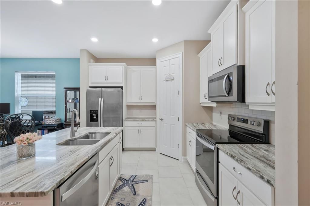 Image 6 of property listing at 836 Heather Lake AVE, Cape Coral, FL 33993