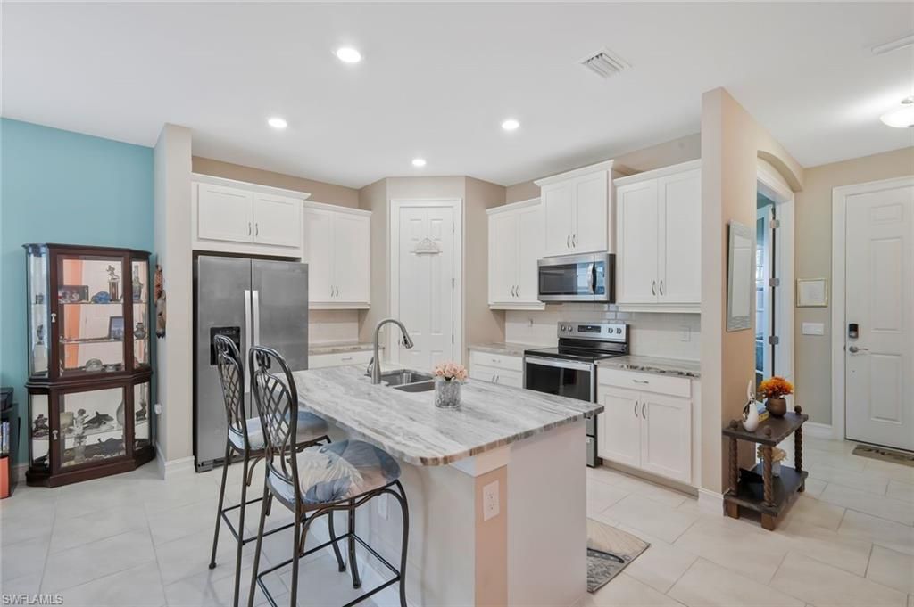 Image 7 of property listing at 836 Heather Lake AVE, Cape Coral, FL 33993