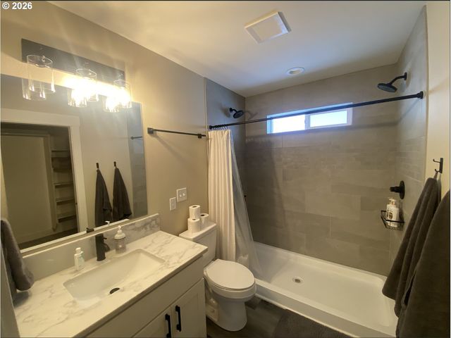 672 PARKER Loop, Silverton, OR 97381