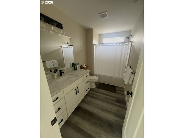 672 PARKER Loop, Silverton, OR 97381