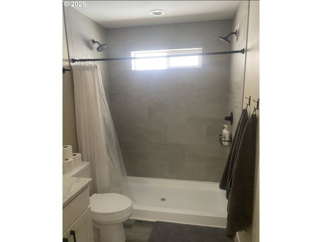 672 PARKER Loop, Silverton, OR 97381