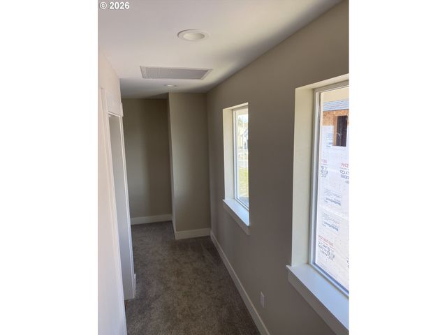 672 PARKER Loop, Silverton, OR 97381