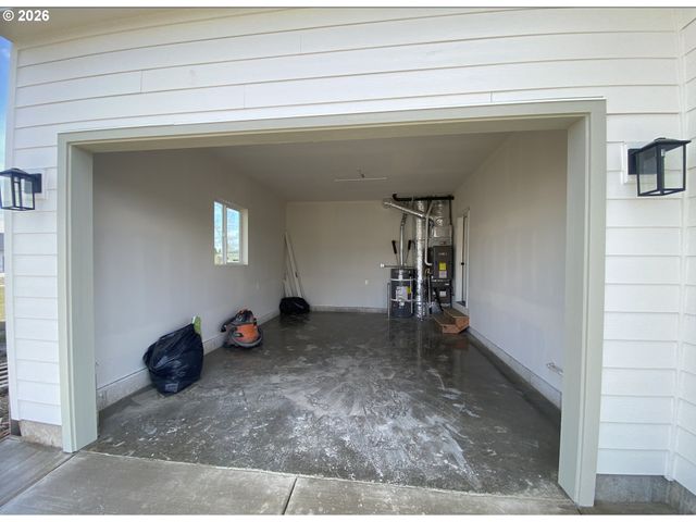 672 PARKER Loop, Silverton, OR 97381