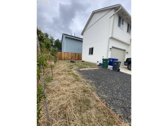 672 PARKER Loop, Silverton, OR 97381