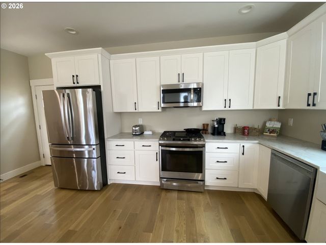 672 PARKER Loop, Silverton, OR 97381