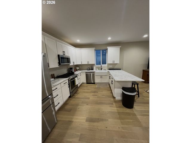672 PARKER Loop, Silverton, OR 97381