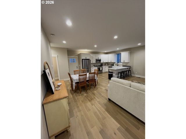 672 PARKER Loop, Silverton, OR 97381