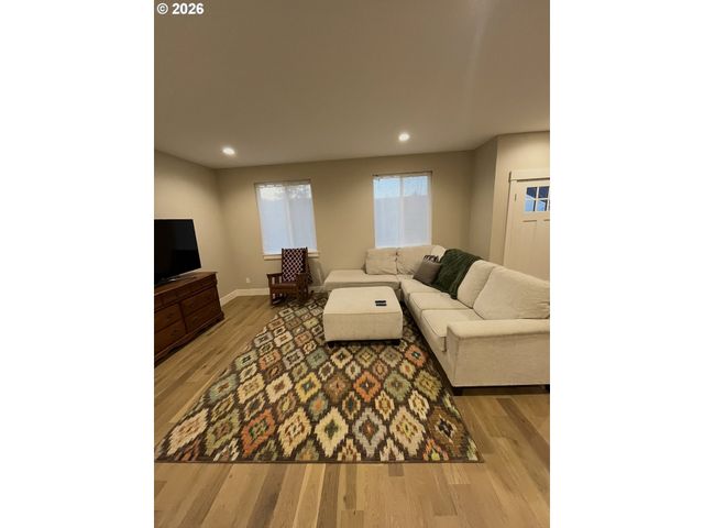 672 PARKER Loop, Silverton, OR 97381