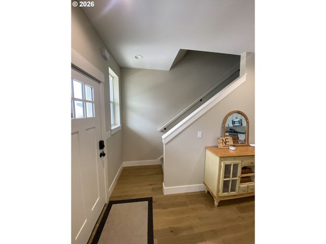 672 PARKER Loop, Silverton, OR 97381
