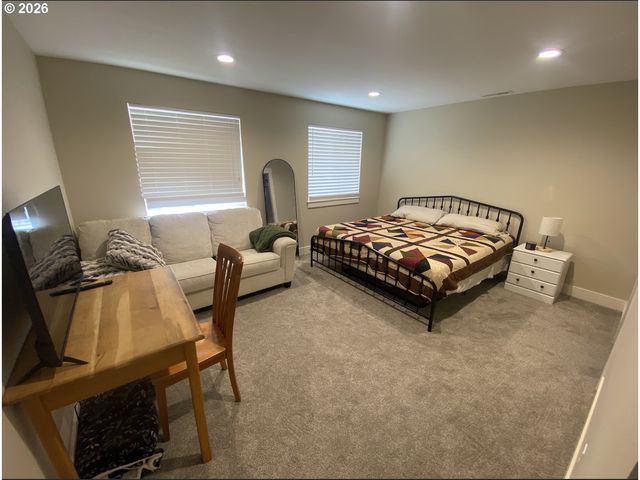 672 PARKER Loop, Silverton, OR 97381