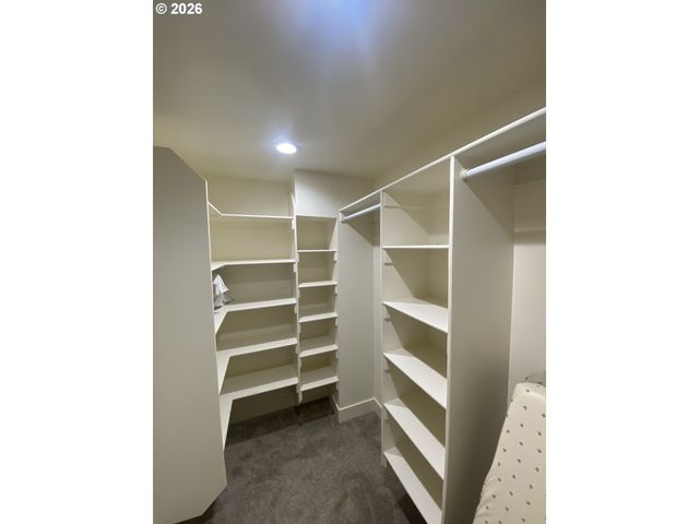 672 PARKER Loop, Silverton, OR 97381