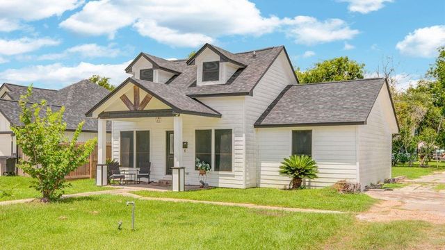 1256 2nd Street, Clute, TX 77531