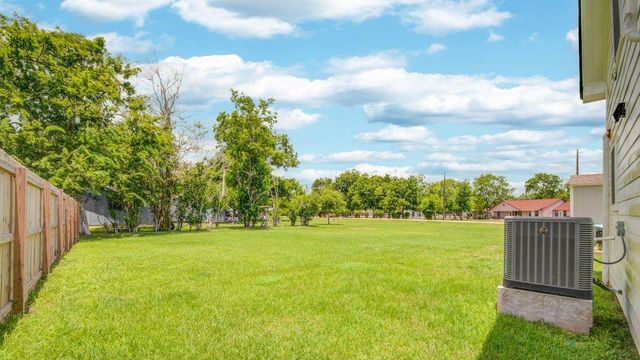 1256 2nd Street, Clute, TX 77531