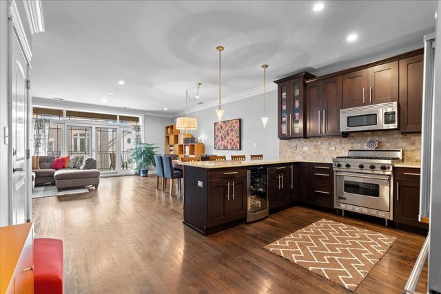 1425 W BELMONT Avenue 3, Chicago, IL 60657