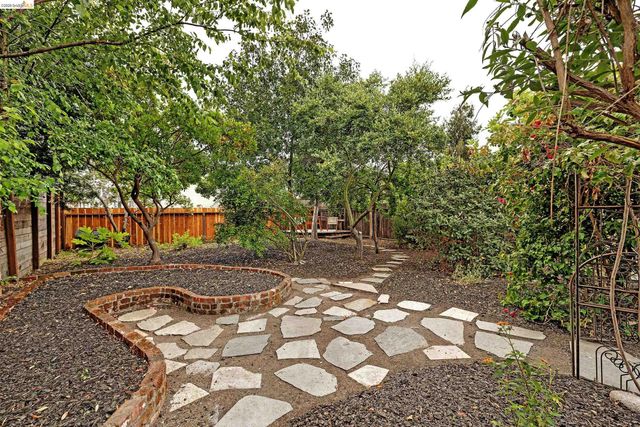 3041 Linden St, Oakland, CA 94608