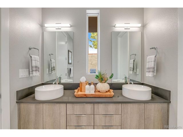 10 Wilder Ln, Littleton, CO 80123