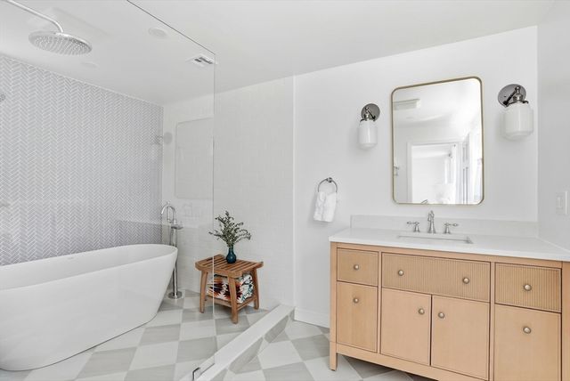 10 Boulder Glen Rd, Hingham, MA 02043