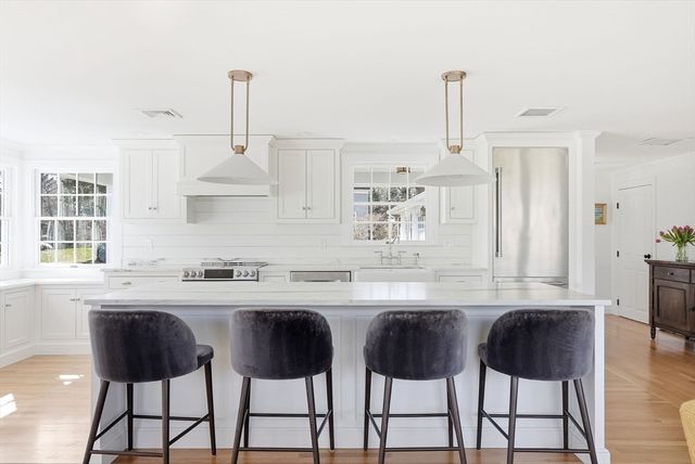 10 Boulder Glen Rd, Hingham, MA 02043