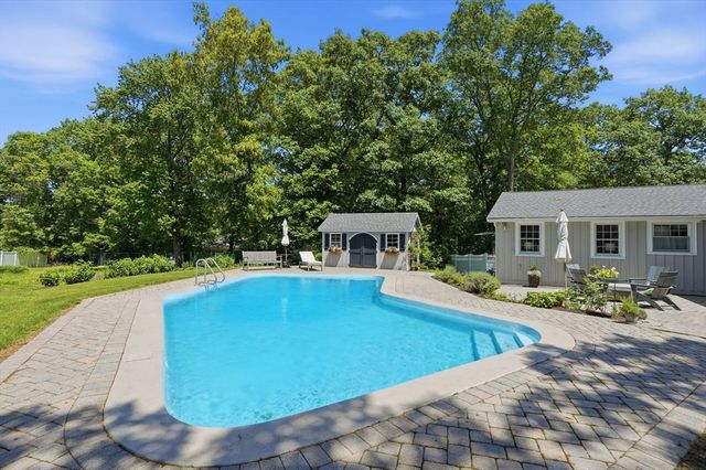 10 Boulder Glen Rd, Hingham, MA 02043