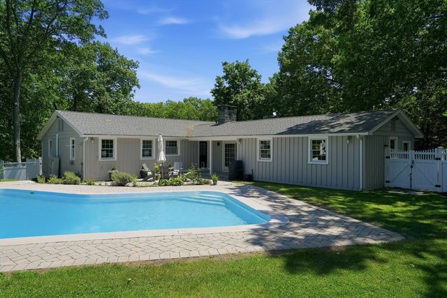 10 Boulder Glen Rd, Hingham, MA 02043