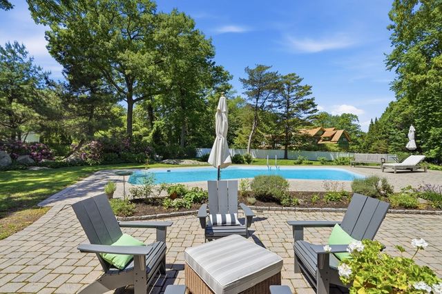 10 Boulder Glen Rd, Hingham, MA 02043