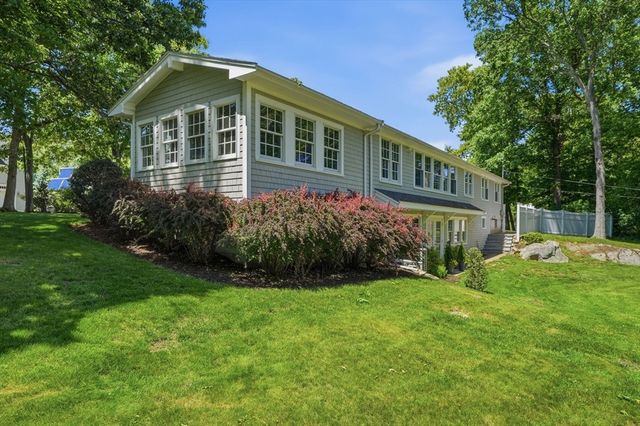 10 Boulder Glen Rd, Hingham, MA 02043