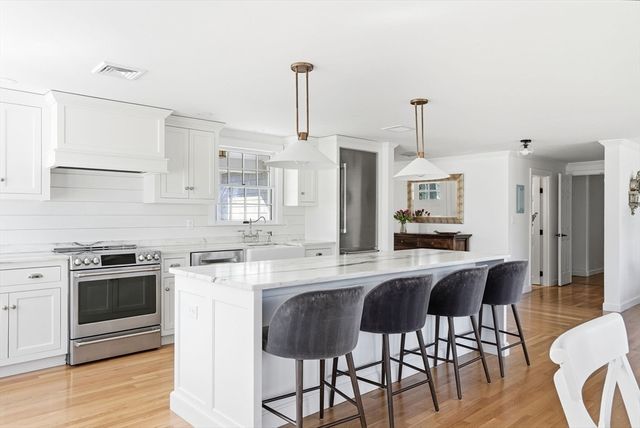 10 Boulder Glen Rd, Hingham, MA 02043
