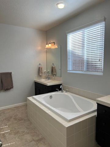 3742 Wrenwood Avenue, Clovis, CA 93619