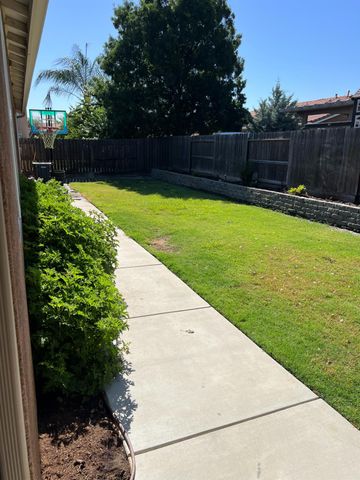 3742 Wrenwood Avenue, Clovis, CA 93619