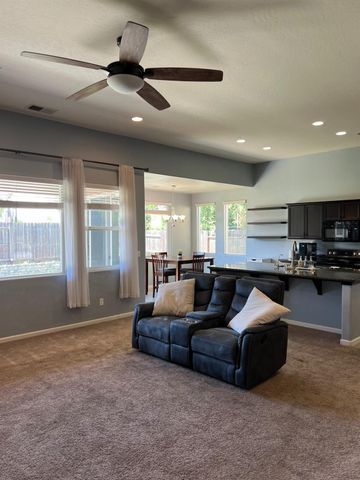 3742 Wrenwood Avenue, Clovis, CA 93619