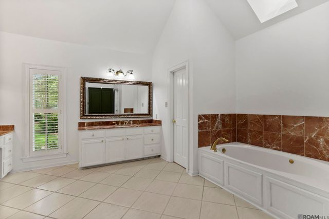 5845 S Shore Dr, Baton Rouge, LA 70817