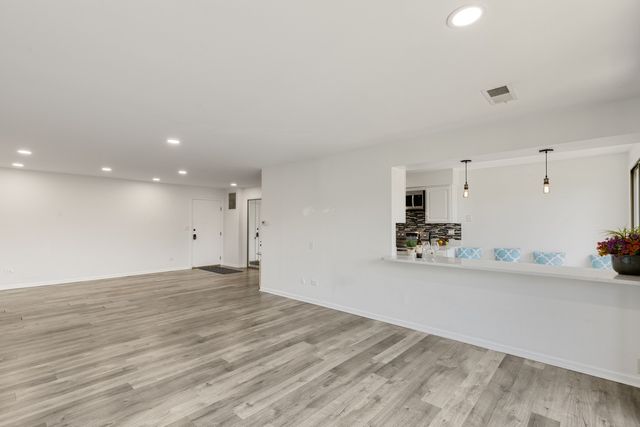 5501 Lincoln Avenue 404, Morton Grove, IL 60053