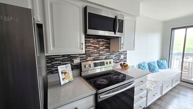 5501 Lincoln Avenue 404, Morton Grove, IL 60053