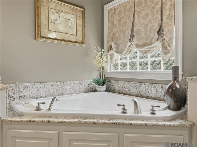 18671 Old Cypress Cir, Prairieville, LA 70769