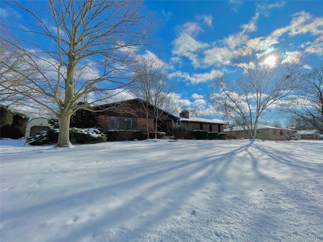 668 W Crest Lane, South Lyon, MI 48178